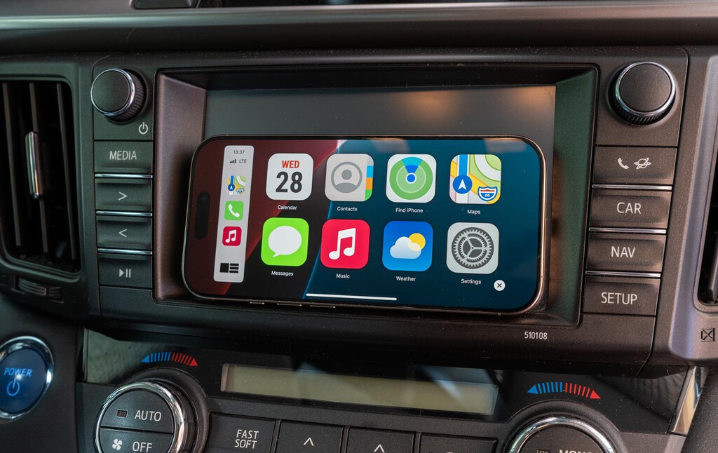 Un iPhone viejo es mi nuevo compañero de viajes: lo convertí en un Apple CarPlay con solo instalarle una aplicación