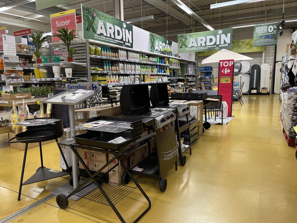 Liquidación en Carrefour: ahora puedes llevarte con casi 100 euros de descuento este cómodo conjunto para jardín
