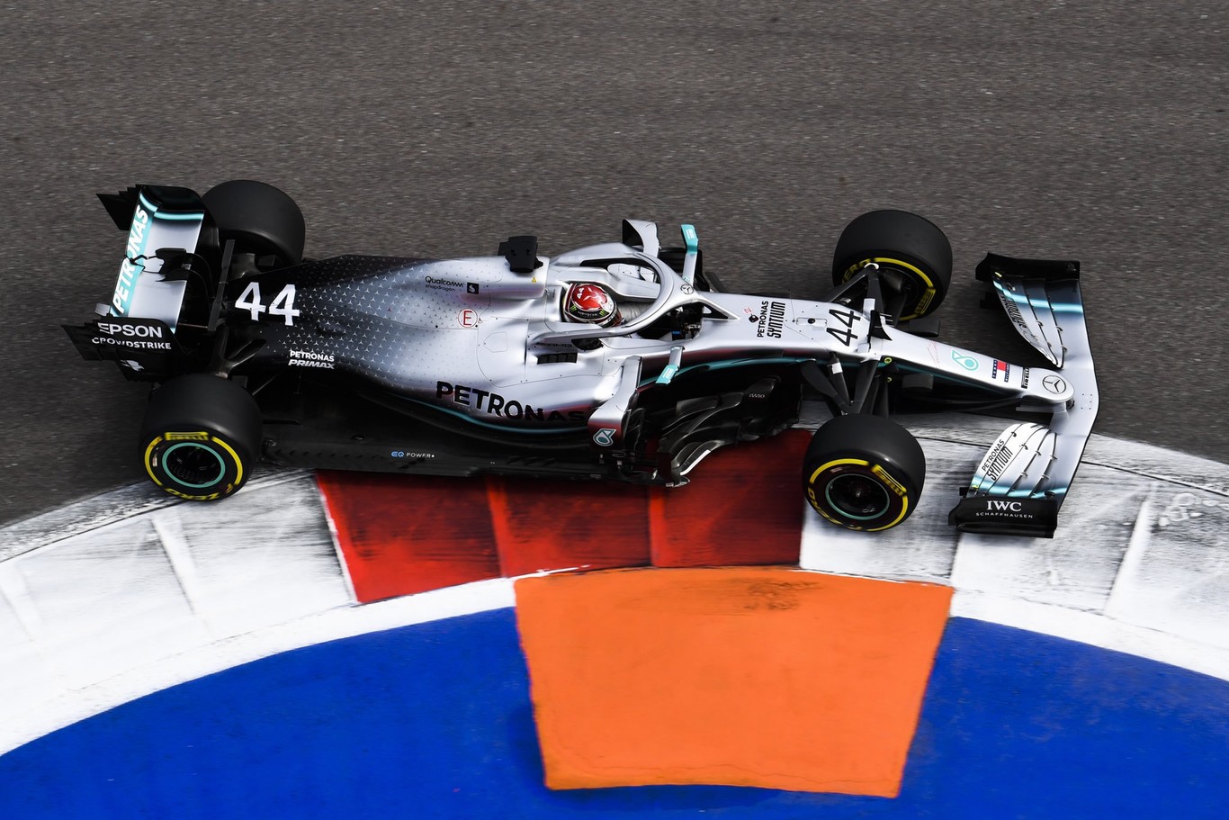 Una estrategia suicida de Ferrari y el Safety Car le regalan la victoria a Lewis Hamilton en Rusia