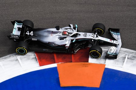 Una estrategia suicida de Ferrari y el Safety Car le regalan la victoria a Lewis Hamilton en Rusia