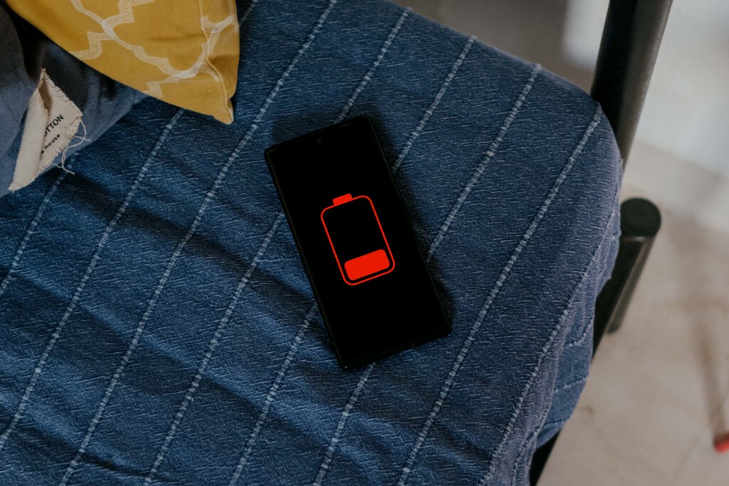 Por qué la batería del móvil se descarga incluso aunque esté apagado