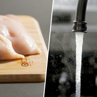 Uno pensaría que lavar el pollo antes de cocinarlo es una excelente idea. Uno estaría cometiendo un grave error