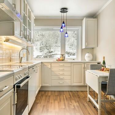 Ikea tiene un nuevo mueble auxiliar que es aparador y mesa de comedor todo en uno, perfecto para cocinas pequeñas