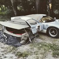 La etapa de ser coleccionista de coches, tener un Ford GT40 y usarlo como camper con tienda de campaña es mejor no saltársela 