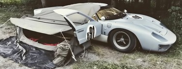 Este Ford GT40 ya no corre en Le Mans: ahora su dueño lo usa como camper y duerme bajo las estrellas con una tienda de campaña