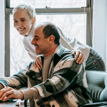 Independencia, pero acompañada: así practica la Gen Z el 'co-piloting' con sus padres negociando sus oportunidades de trabajo