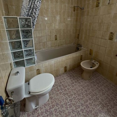 Así ha quedado la reforma sin obras de un cuarto de baño de los 80: "Un buen lavado de cara para poder revalorizar y alquilar la vivienda" 
