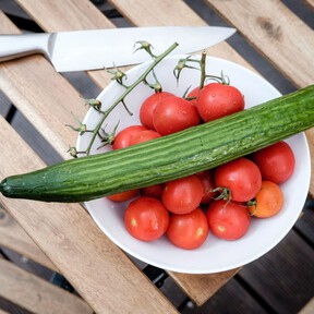 Combinar tomate y pepino es muy saludable, pero también una bomba si tienes el estómago delicado: lo explica la ciencia 