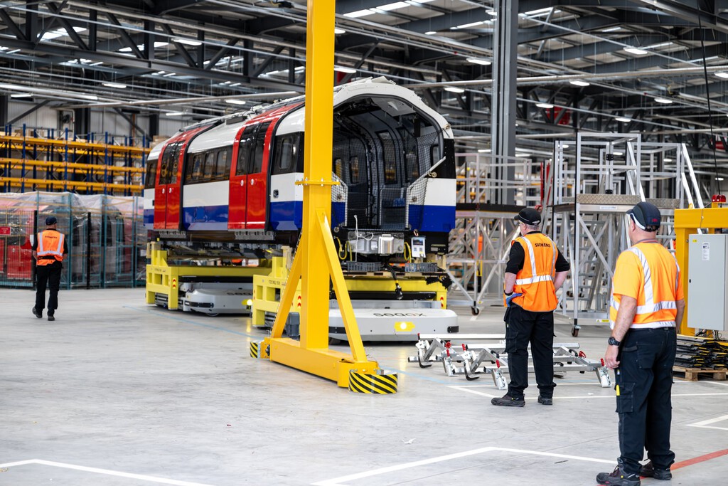 Una de las líneas del metro más antiguo del mundo está a punto de cambiar: Siemens ha enseñado los trenes de nueva generación 