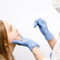 Los niños tienen derecho a estar acompañados cuando se les realiza una prueba PCR, también si esta es en el colegio