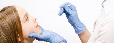 Los niños tienen derecho a estar acompañados cuando se les realiza una prueba PCR, también si esta es en el colegio