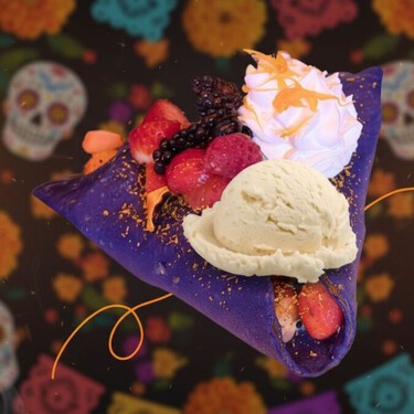 Prueba las famosas crepas de cempasúchil en una de las creperías más famosas de Toluca, tienen todo un menú de Día de Muertos