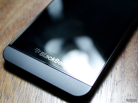 El terminal serie L de BlackBerry 10 posa en varias imágenes, acompañando a la llegada de la SDK Gold