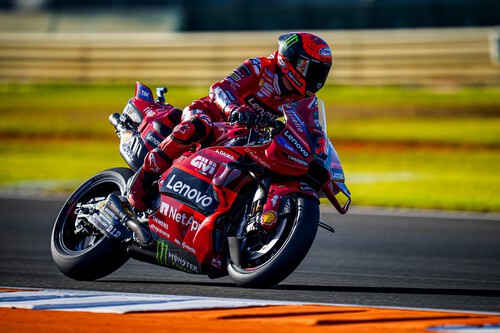 Pecco Bagnaia es campeón a lo grande ganando en Valencia tras el accidente de Jorge Martín con Marc Márquez