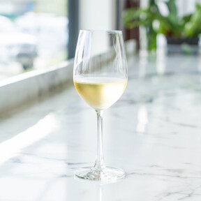 Aldi lanza un vino blanco sin alcohol de la variedad sauvignon blanc ideal para tomar con platos de pescado y marisco