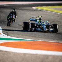 Primer vídeo y fotos oficiales de Valentino Rossi y Lewis Hamilton pilotando la MotoGP y el Fórmula 1