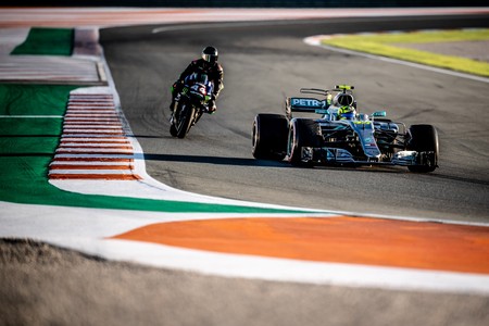 Primer vídeo y fotos oficiales de Valentino Rossi y Lewis Hamilton pilotando la MotoGP y el Fórmula 1