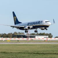 Ryanair cierra su base de Santiago y cancela vuelos a cinco ciudades españolas: un millón de plazas menos por las tasas de Aena