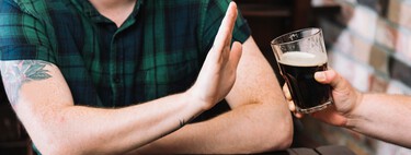 Generación Z abandona el alcohol para no arriesgarse al cáncer y la ciencia respalda su decisión 