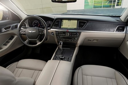 Hyundai Génesis, conducción autónoma y un "trenecito" a ciegas