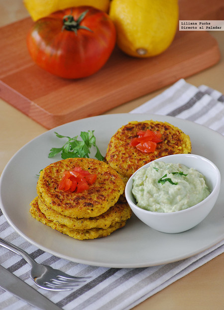 Receta de medallones de polenta con salsa de aguacate y yogur