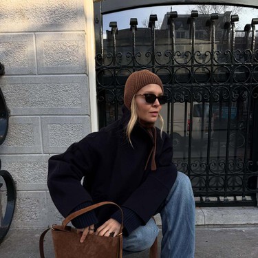 Decathlon arrasa con la chaqueta ligera color azabache que llevaremos con pantalones anchos de lunes a domingo