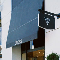 Guess tiene su mítico bolso a mitad de precio y es la mejor ganga adelantada de rebajas  