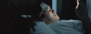 He configurado mi móvil para que la pantalla se vea en blanco y negro a partir de las 22h. Me ayuda a dormir mejor de verdad