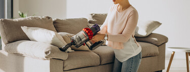 Cómo limpiar tu sofá de tela: los mejores trucos caseros para recuperar su color y suavidad 