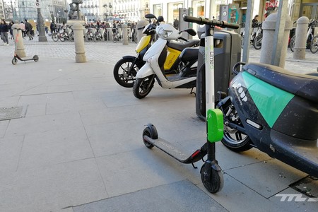 El colectivo discapacitado denuncia que los patinetes eléctricos "nos echan del espacio público en Madrid"