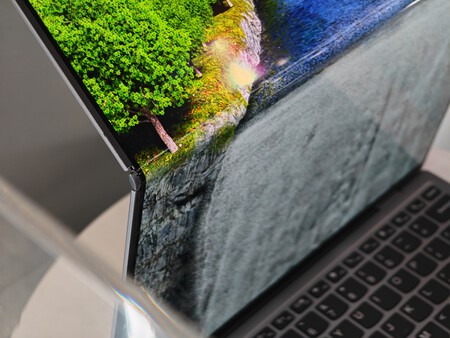 Portátil con pantalla plegable vertical | Imagen: Xataka