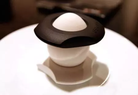Cregg Egg, decapitando huevos
