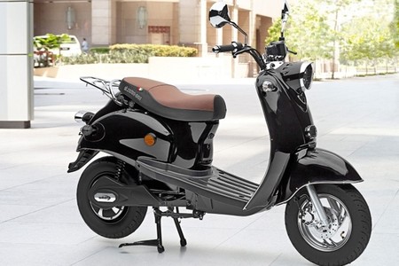 Aldi pone a la venta una moto eléctrica: un scooter con 40 km de autonomía por 999 euros