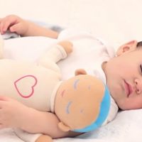 ¿Qué tiene esta muñeca que todos los padres la quieren para dormir a sus bebés?