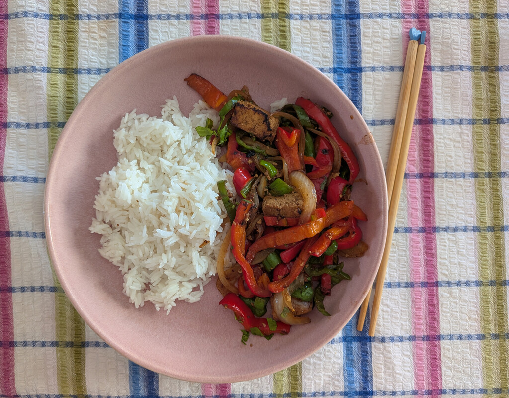Wok de tofu con pimientos: una receta fácil, saludable e irresistible