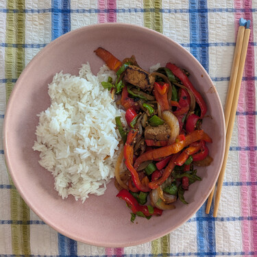 Wok de tofu con pimientos: una receta fácil, saludable e irresistible