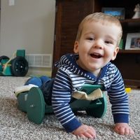 Un niño de dos años con espina bífida es capaz de desplazarse con libertad gracias a un invento de sus padres