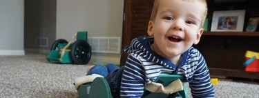 Un niño de dos años con espina bífida es capaz de desplazarse con libertad gracias a un invento de sus padres