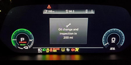 Insólito: pone en marcha su Audi e-tron y le sale un mensaje para que cambie el aceite de su coche eléctrico