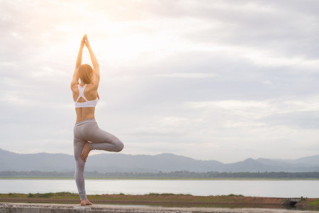 Todo lo que tienes que saber sobre el Yoga antes de empezar a practicarlo (en vídeo)