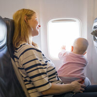 Los asistentes de vuelo piden prohibir que los bebés viajen en el regazo de sus padres y exigen que tengan asiento propio   