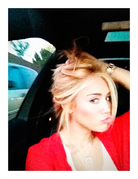 Nuevo look para Miley Cyrus, ¡lo tuyo es un no parar!