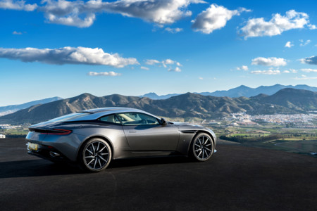 Aston Martin DB11 trasera