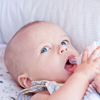 Hace mucho calor: ¿tengo que darle agua a mi bebé para mantenerlo hidratado? 