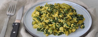Revuelto de calabacín y espinacas: receta saludable rica en proteínas, rápida y fácil
