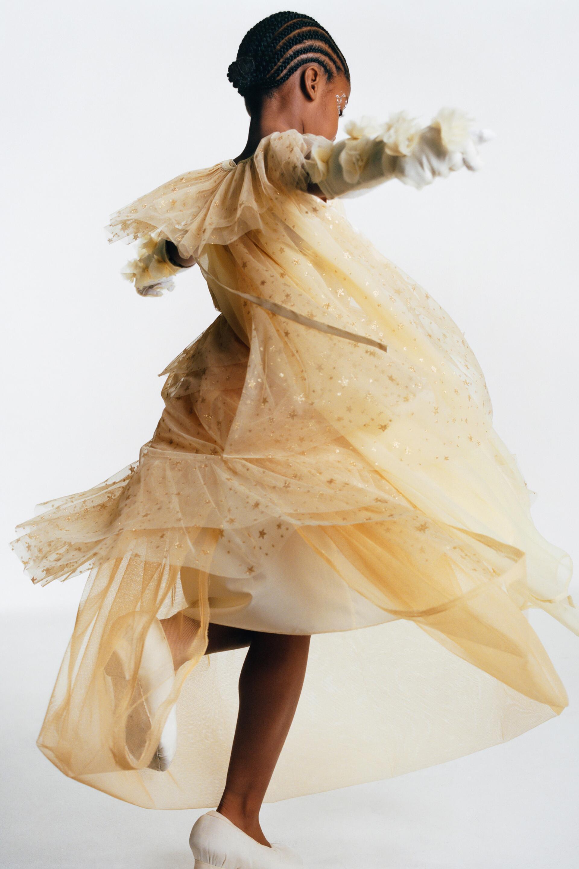 Disfraz de hada cuello redondo y sin mangas con aplique volantes. Cierre en lágrima con botón en espalda.