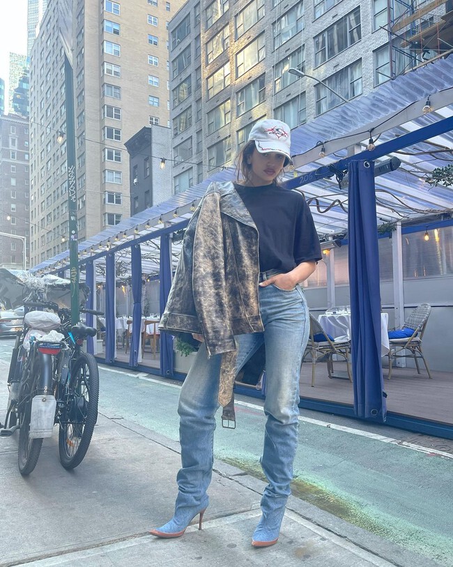 Rosalía o cómo lucir el estilo Motomami en pleno street style: cinco