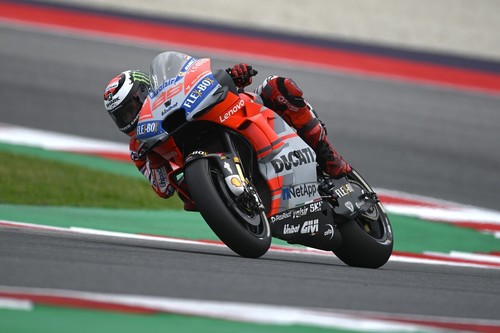 Jorge Lorenzo encadena su segunda pole consecutiva de MotoGP 2018 en Misano con Viñales en primera fila