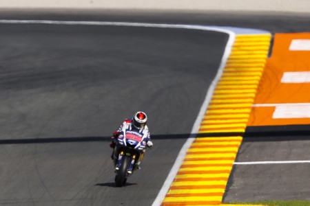Jorge Lorenzo encarrila la victoria, Valentino Rossi sufre más de la cuenta