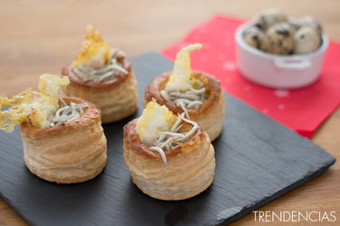 Volovanes rellenos con "gulas" a la bilbaína y huevo de codorniz. Aperitivo de Navidad